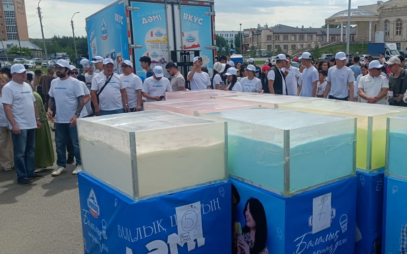 Около двух тонн мороженого: национальным рекордом отметили День защиты детей в Кокшетау