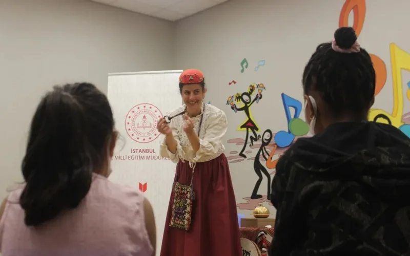 Стамбулда мұғалімдер емдеу үшін ертегі оқиды