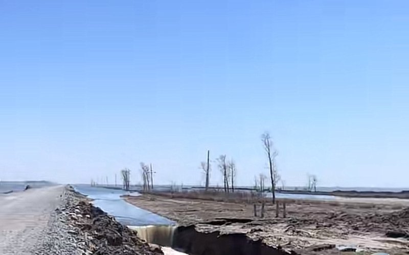 Строительство моста на искусственном канале остановили в Костанайской области п