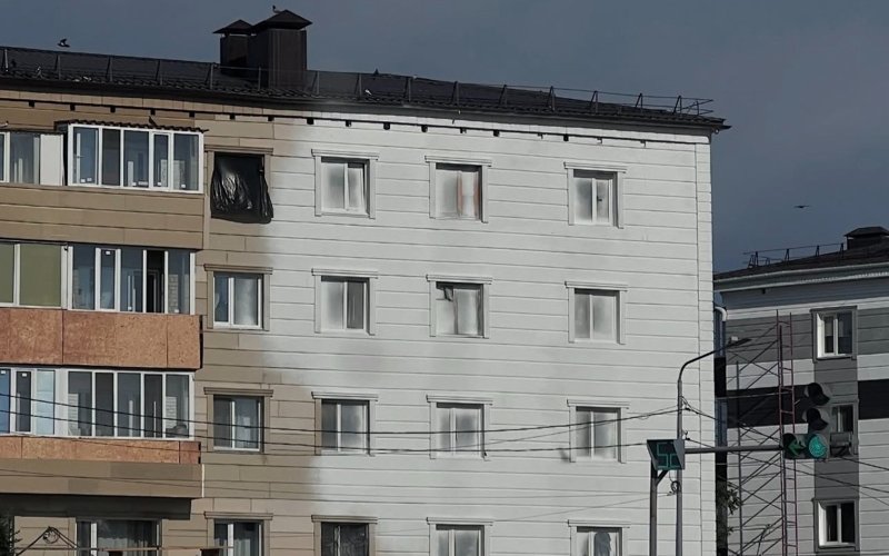 Окна вместе с домом закрасили рабочие в Костанае о