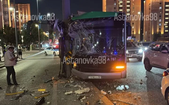 Елордада жолаушылар автобусы бағанаға соғылды