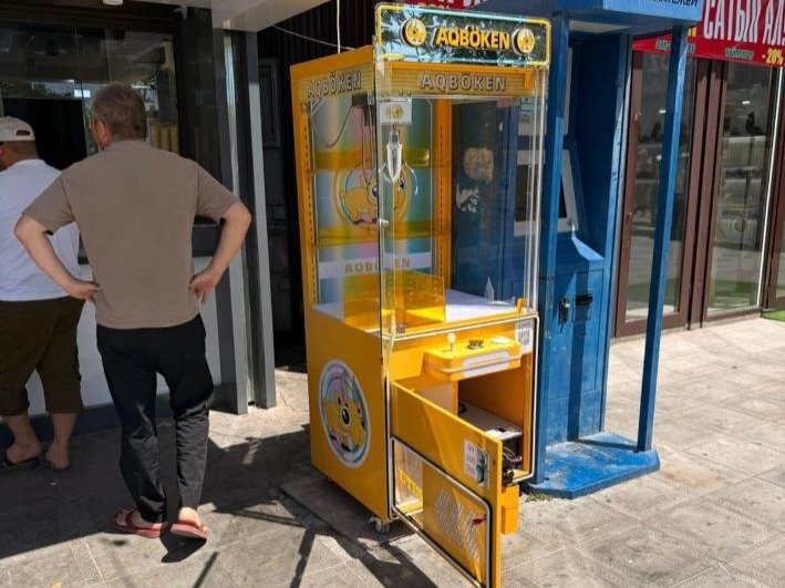 Игровые автоматы-хватайки заполонили Шымкент п