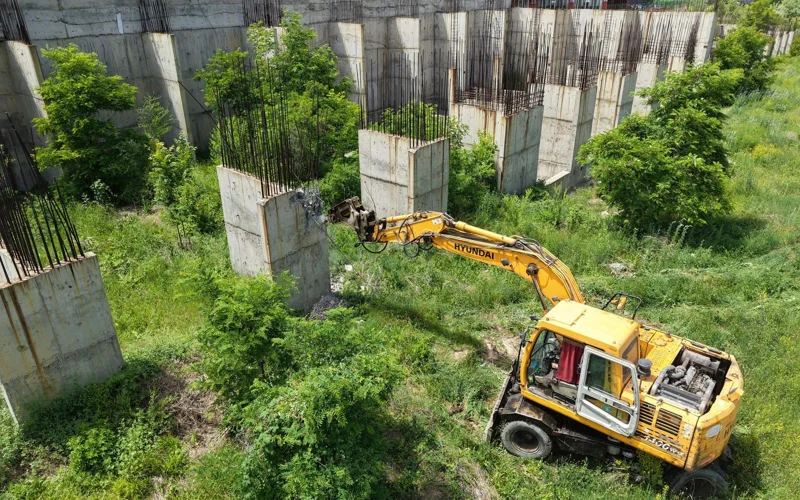 В Алматы сносят крупный недостроенный объект 
