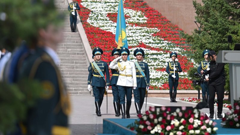 Президент Мемлекеттік ту көтеру рәсіміне қатысты Президент Мемлекеттік ту көтеру рәсіміне қатысты