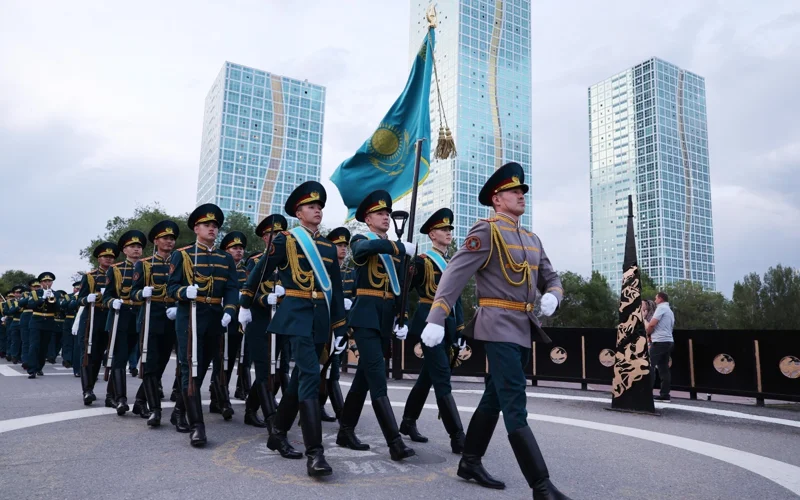 Оркестр Нацгвардии устроил торжественное шествие в честь Дня госсимволов