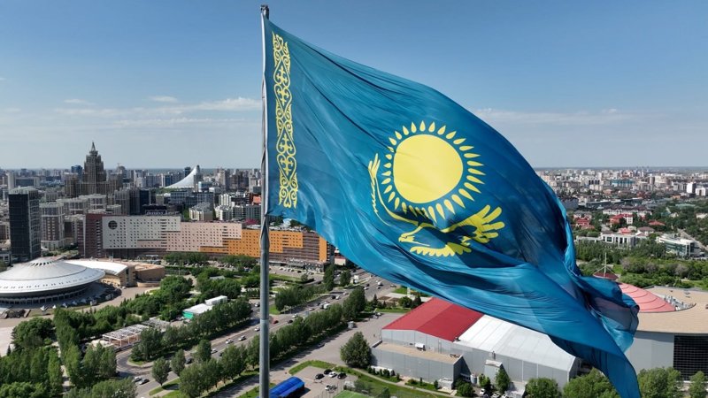 Президент Мемлекеттік ту көтеру рәсіміне қатысты Президент Мемлекеттік ту көтеру рәсіміне қатысты