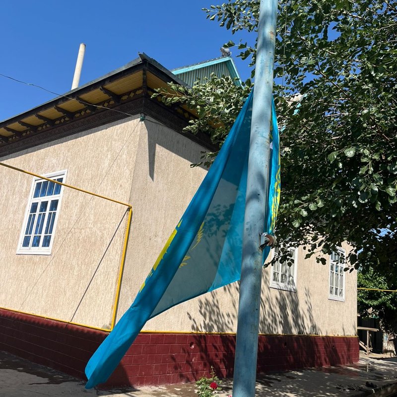 Туға деген құрмет: Ауыл тұрғыны өз ауласына ту тікті Туға деген құрмет: Ауыл тұрғыны өз ауласына ту тікті