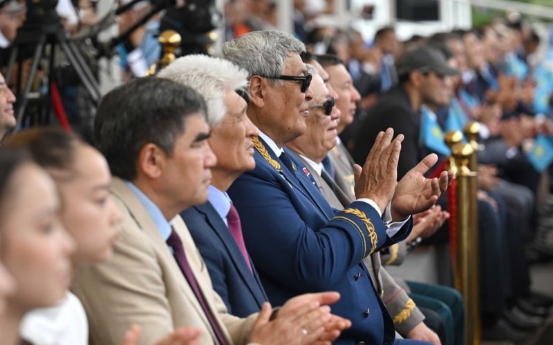 Президент Мемлекеттік ту көтеру рәсіміне қатысты Президент Мемлекеттік ту көтеру рәсіміне қатысты