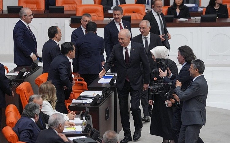 Нуман Куртулмуш переизбран спикером парламента Турции Нуман Куртулмуш переизбран спикером парламента Турции