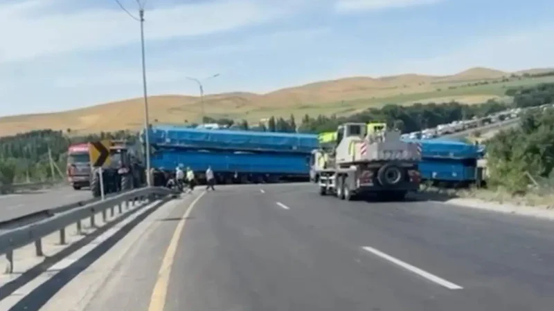 Машат асуында жүк көлігі жол апатына ұшырап, Тараз — Шымкент трассасын жауып тастады