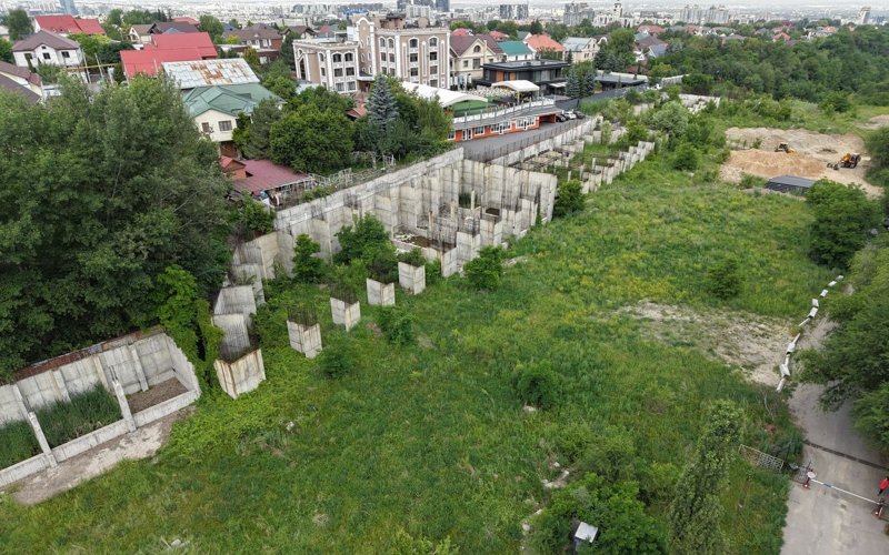 Алматыда құрылысы аяқталмаған тағы бір нысан бұзылып жатыр Алматыда құрылысы аяқталмаған тағы бір нысан бұзылып жатыр