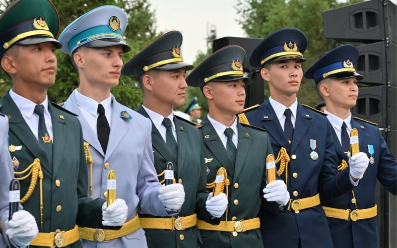 Áskerı oqý oryndarynyń 14 túlegi Toqaevtyń qolynan ofıtserlik shen aldy Áskerı oqý oryndarynyń 14 túlegi Toqaevtyń qolynan ofıtserlik shen aldy