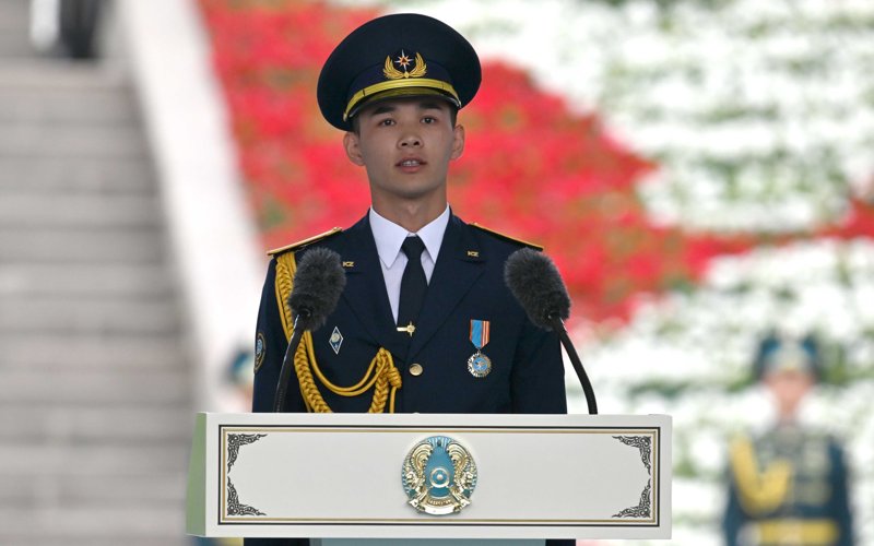 Президент Мемлекеттік ту көтеру рәсіміне қатысты Президент Мемлекеттік ту көтеру рәсіміне қатысты