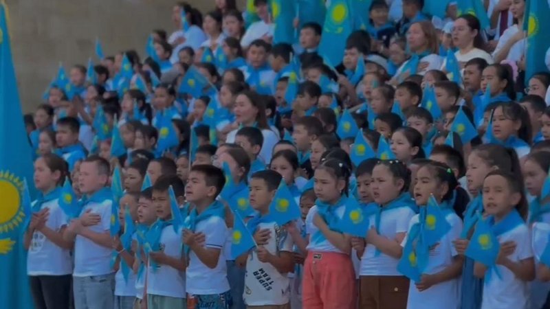 Гимн Казахстана одновременно исполнили более 10 тысяч детей в Астане Гимн Казахстана одновременно исполнили более 10 тысяч детей в Астане