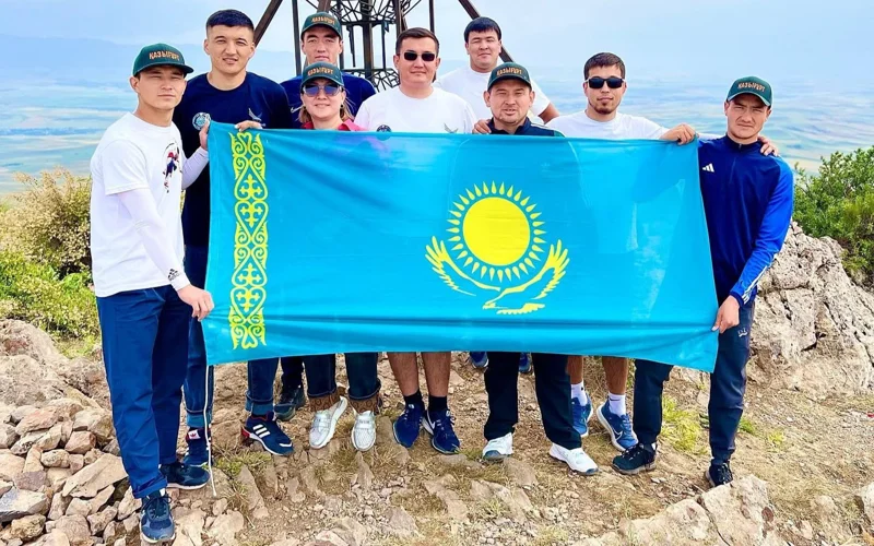 Qazyǵurttyq jastar 1768 metrlik shyńǵa shyǵyp, Memlekettik Tý tikti