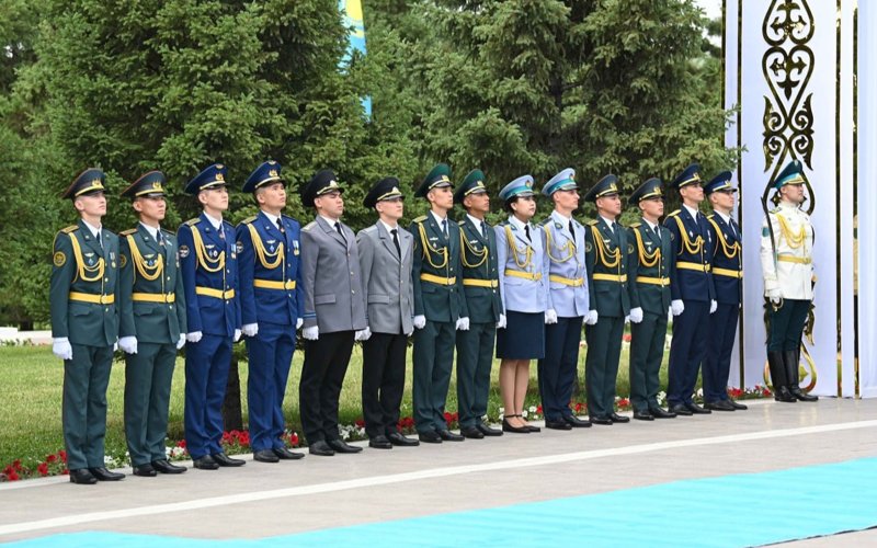 Президент Мемлекеттік ту көтеру рәсіміне қатысты Президент Мемлекеттік ту көтеру рәсіміне қатысты