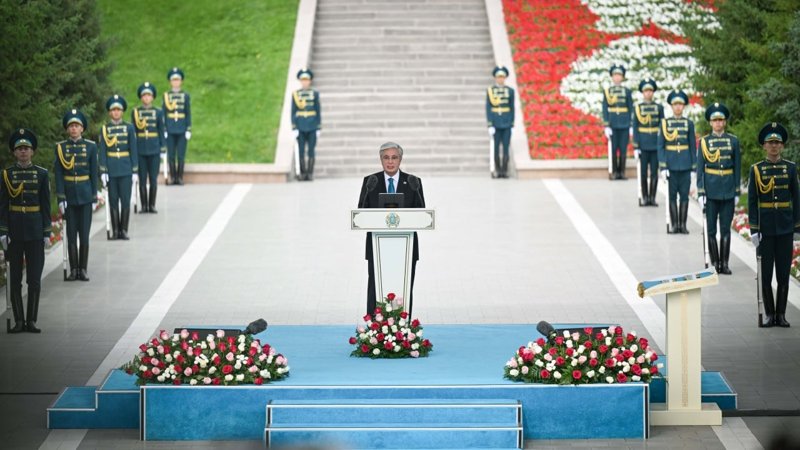 Президент Мемлекеттік ту көтеру рәсіміне қатысты Президент Мемлекеттік ту көтеру рәсіміне қатысты