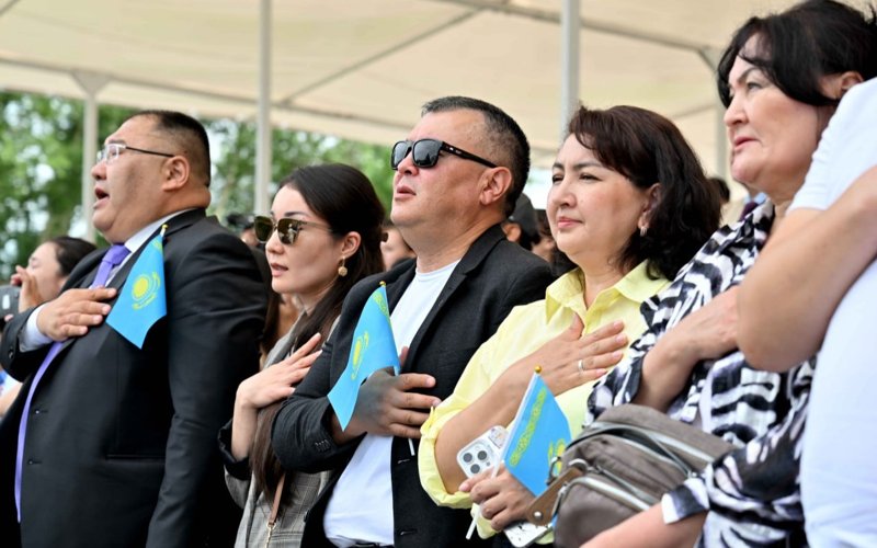 Президент Мемлекеттік ту көтеру рәсіміне қатысты Президент Мемлекеттік ту көтеру рәсіміне қатысты