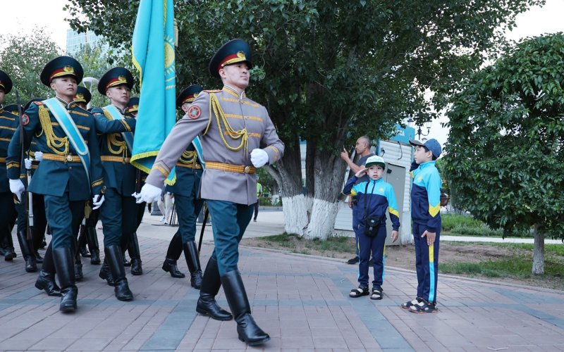 Гвардейцы прошли торжественным шествием в честь Дня госсимволов Гвардейцы прошли торжественным шествием в честь Дня госсимволов