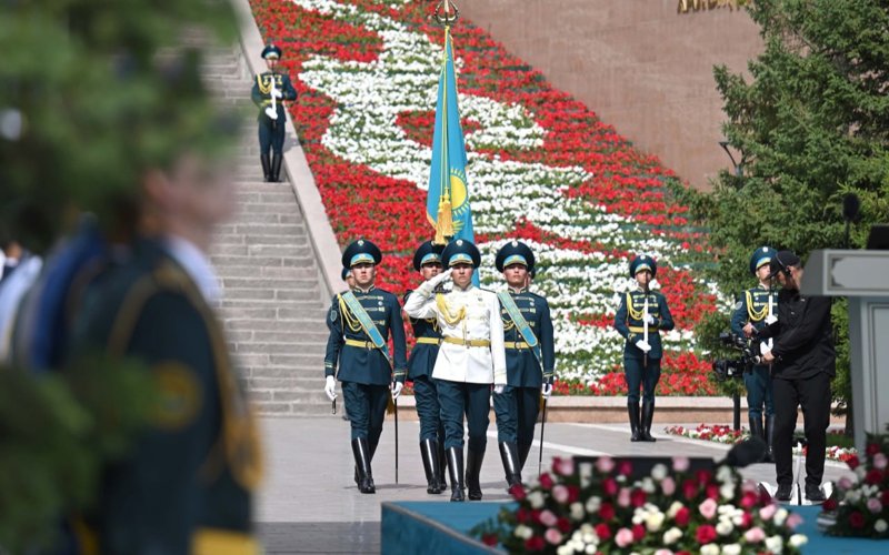 Президент Казахстана принял участие в церемонии поднятия Государственного флага Президент Казахстана принял участие в церемонии поднятия Государственного флага