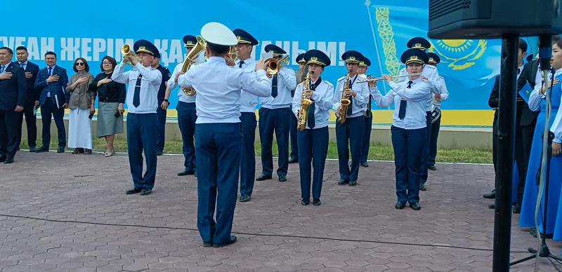 Гимн под сопровождение духового оркестра исполнили в День госсимволов в Кокшетау