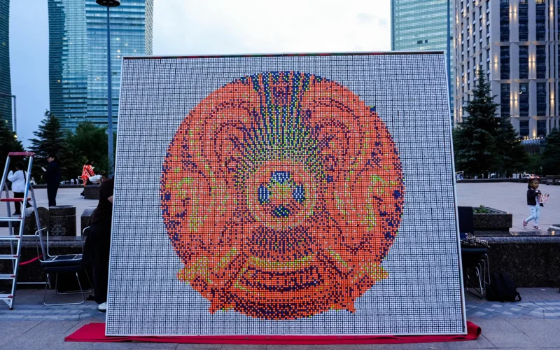 Астанада 3 мың Рубик кубигінен Елтаңба бейнесі құрастырылды