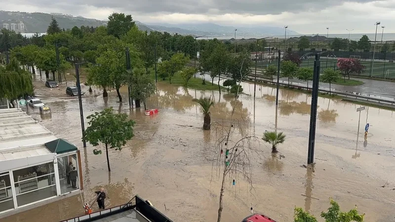 Сильнейшее наводнение в турецком Трабзоне: один человек пропал без вести