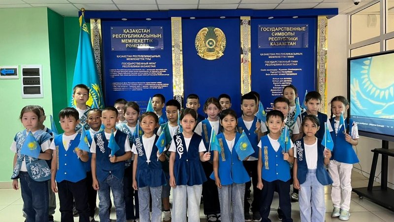 Астанада 10 мыңнан астам бала бір мезетте әнұран орындады Астанада 10 мыңнан астам бала бір мезетте әнұран орындады
