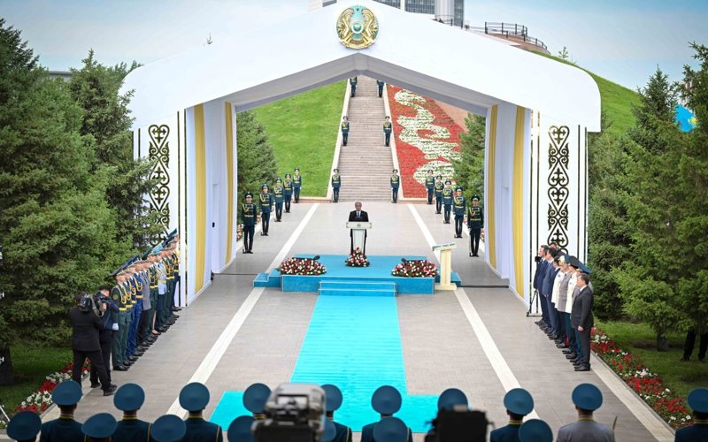 Президент Мемлекеттік ту көтеру рәсіміне қатысты Президент Мемлекеттік ту көтеру рәсіміне қатысты