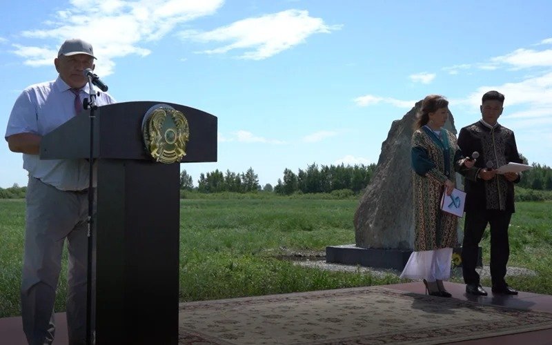 памятный камень на месте бывшего концлагеря в СКО