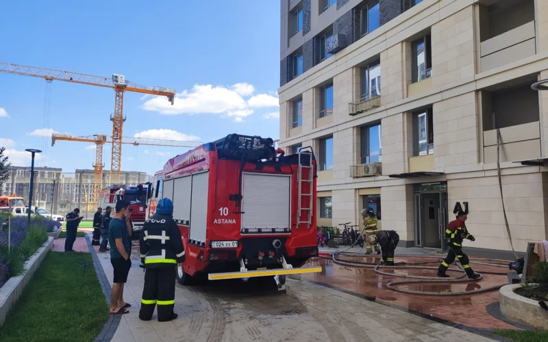 Огонь с 5 по 12 этаж: в Астане загорелся жилой комплекс на Тауелсиздик