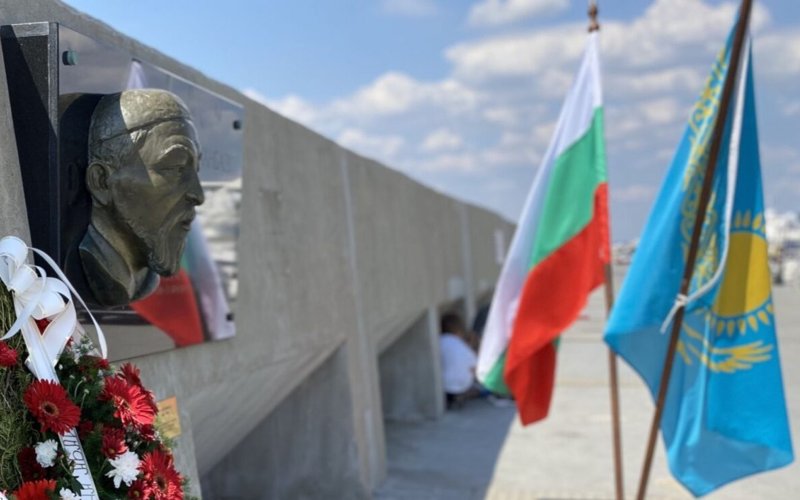 В Болгарии открыли барельеф Абаю