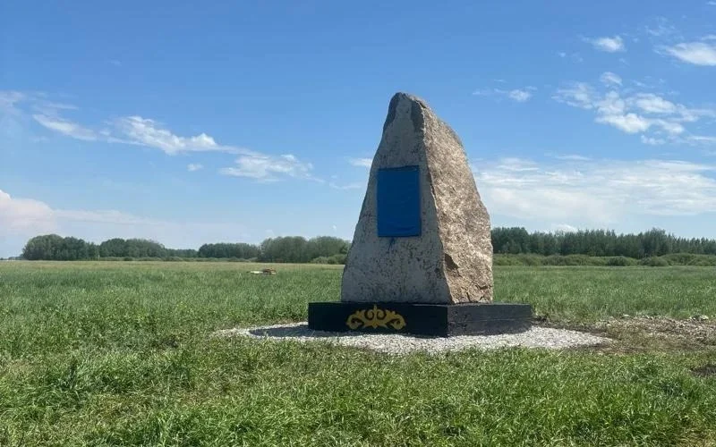 памятный камень на месте бывшего концлагеря в СКО