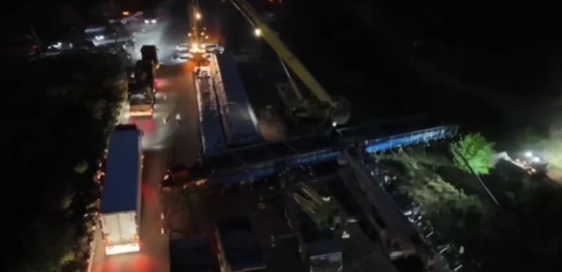 Úshinshi kún 40 metrlik júk kóligin joldan alyp tastaı almaı jatyr
