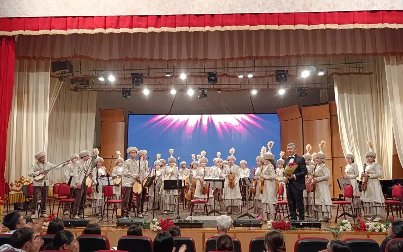 Оркестр казахских народных инструментов покорил публику Бишкека