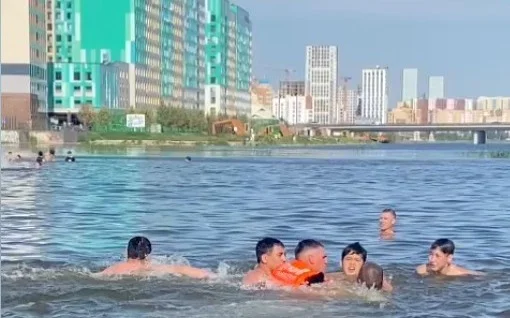 спасение тонущего мальчика в Астане