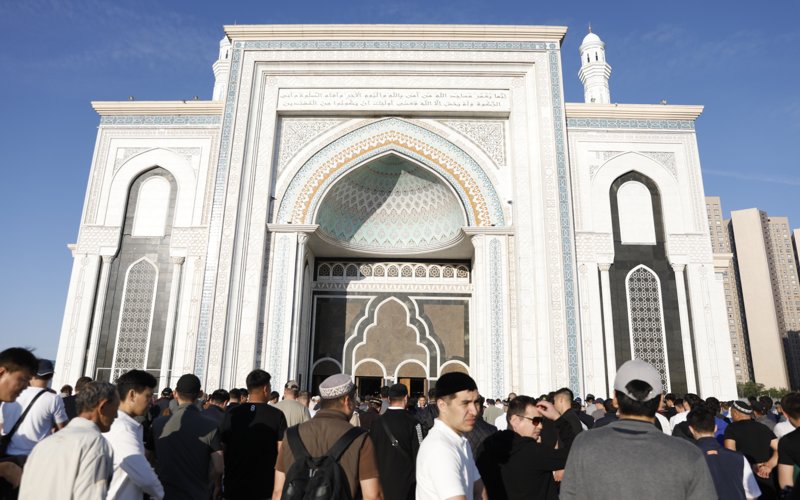 Kýrban aıt v Kazahstane: mýsýlmane sobralıs na prazdnıchnye molıtvy Kýrban aıt v Kazahstane: mýsýlmane sobralıs na prazdnıchnye molıtvy