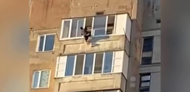Qaraǵandyda polıtseıler er adamdy qutqaryp qaldy 