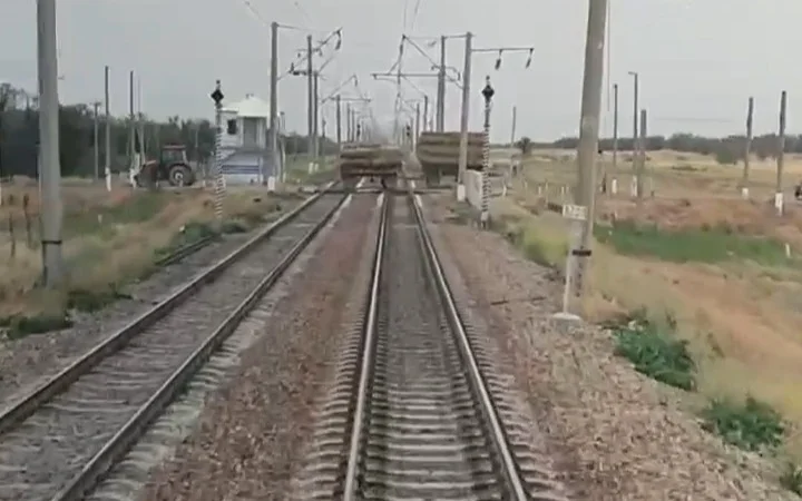 Машинист предотвратил столкновение на ж/д переезде Тараз — Шу