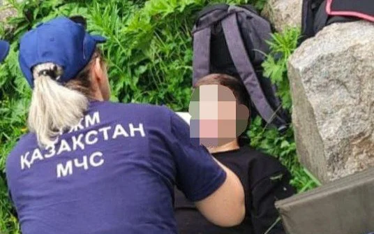 Подросток на мотоцикле упал в кювет в Большом Алматинском ущелье