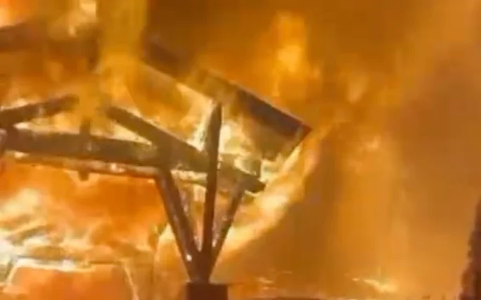 Двухэтажный коттедж сгорел в Алматы