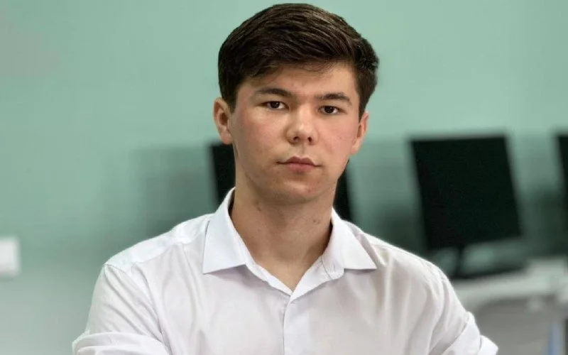 Кентау колледжінің студенті оқушыларға кәсіби бағдар беретін ерекше стенд жасады 