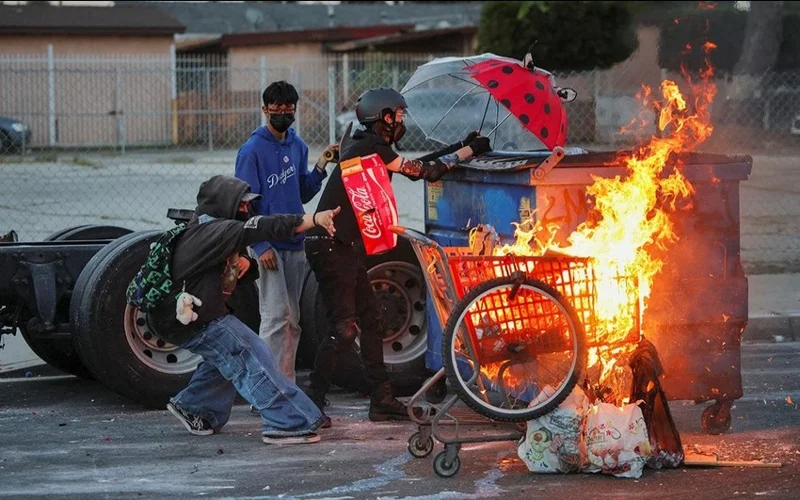 Лос-Анджелесте түнгі тәртіпсіздіктерден кейін жағдай тұрақтала бастады