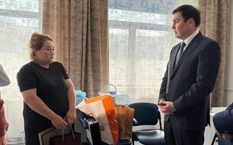 Avtobýs apatynan zardap shekken Alýanyń otbasyna ákimdik 4 bólmeli páter syılady