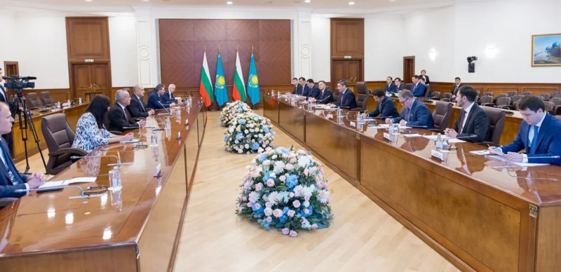 Олжас Бектенов пен Болгария Президенті Румен Радев сауда-экономикалық ынтымақтастық мәселелерін талқылады