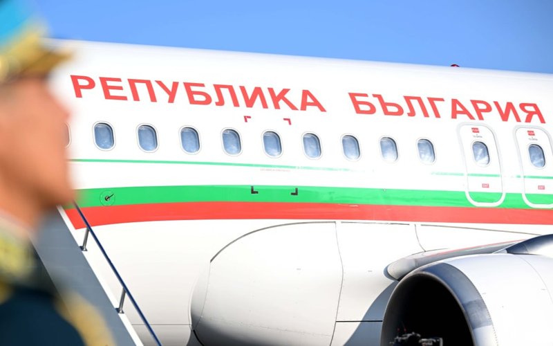 Президент Болгария басшысы Румен Радевті шығарып салды Президент Болгария басшысы Румен Радевті шығарып салды