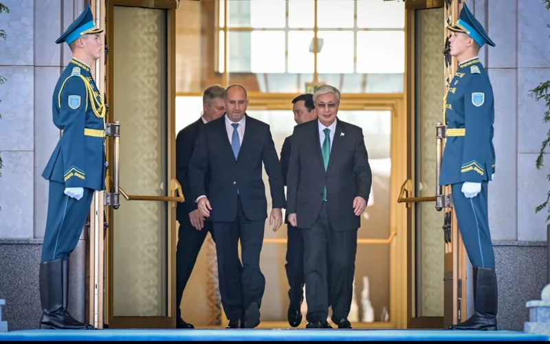 Президент  Болгария басшысы Румен Радевті шығарып салды