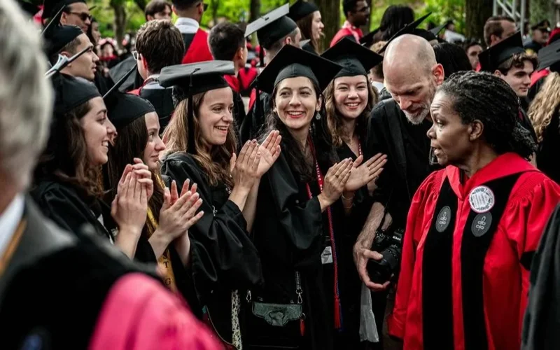 АҚШ Гарвардтың шетелдік студенттеріне виза беруді қалпына келтіреді 