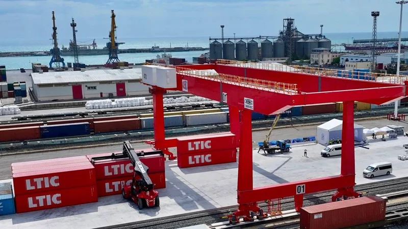 В Актау открылся крупнейший контейнерный хаб