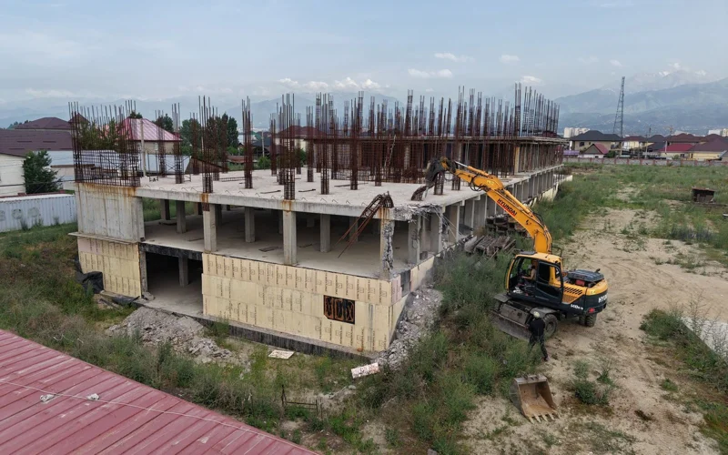 В Алматы сносят жилой комплекс Orda City